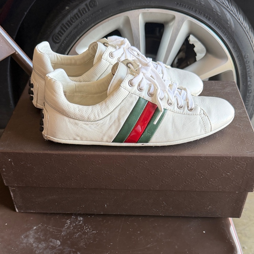Gucci White Leather Sneakers with Red and Green Web Stripe